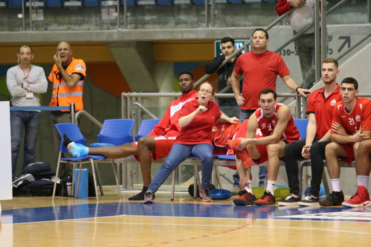 ג'ף אלן בקצה הספסל עם הרגל למעלה. היה קשה בלעדיו (צילום: באדיבות אסף חיימוביץ')